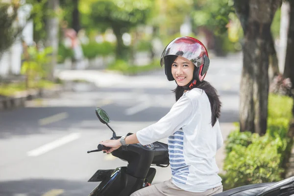 Piękna kobieta jazda motocyklem — Zdjęcie stockowe