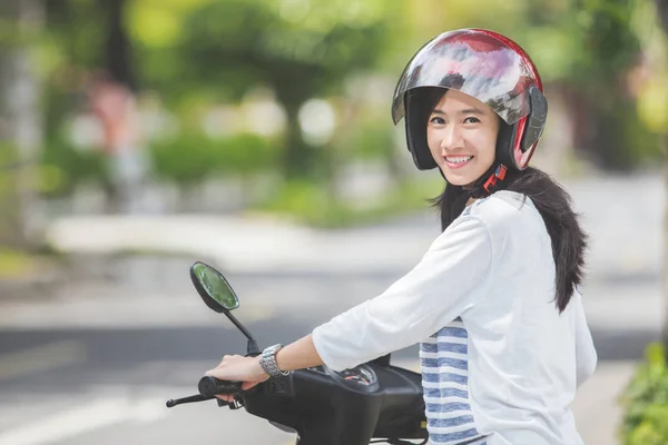 Mulher montando uma motocicleta ou moto — Fotografia de Stock