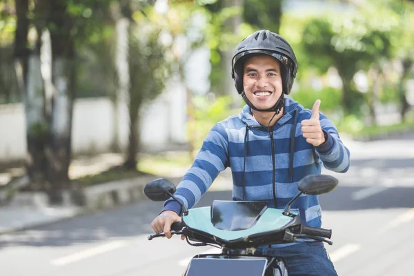 Man rider på motorcykel i gata — Stockfoto