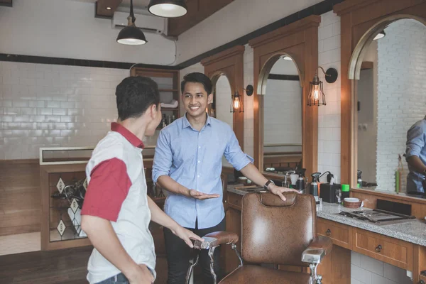 Friseur-Experte begrüßt lächelnde Kundin — Stockfoto