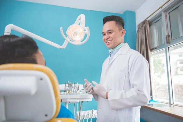 Dentysta mówi do pacjenta — Zdjęcie stockowe