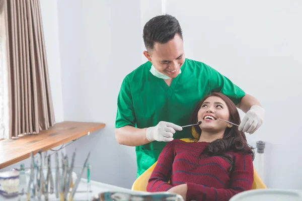Dentista tratar os dentes do paciente — Fotografia de Stock