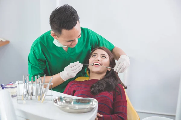 Dentista tratar os dentes do paciente — Fotografia de Stock