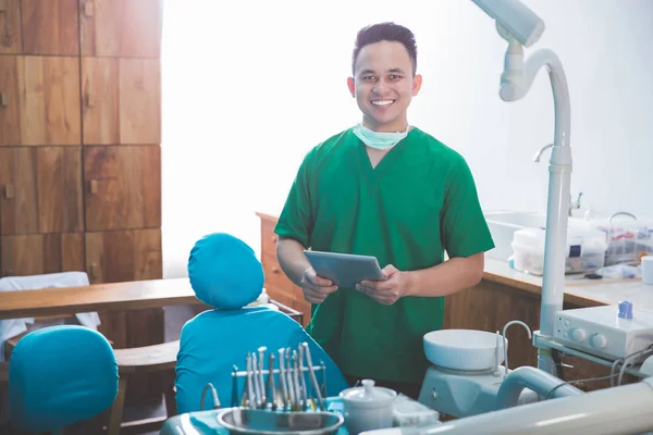 Mannelijke tandarts in medische kliniek — Stockfoto