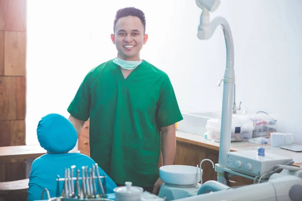 Чоловічий стоматолог в медичній клініці — стокове фото