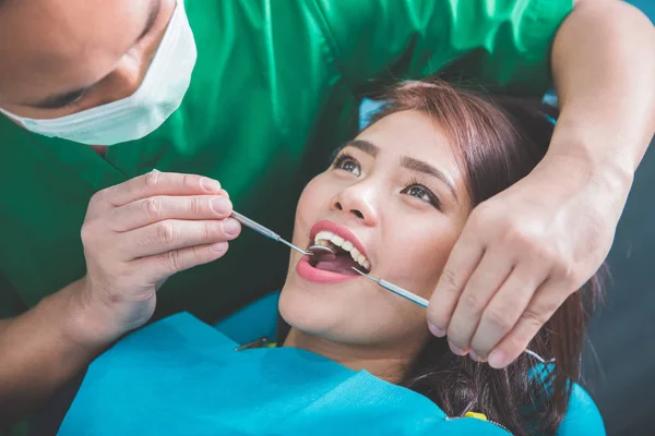 Dentysta, leczenie zębów pacjenta — Zdjęcie stockowe