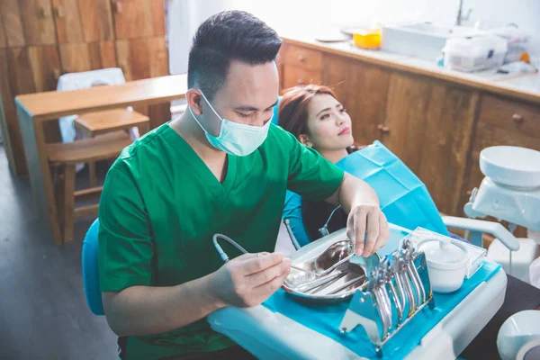 Стоматолог з пацієнтом у клініці — стокове фото