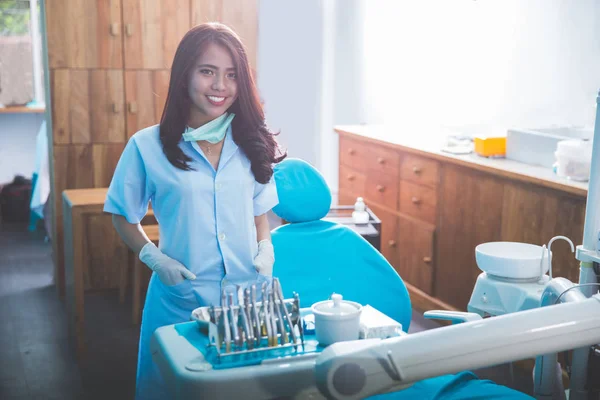 Női fogorvos, az orvosi rendelő — Stock Fotó