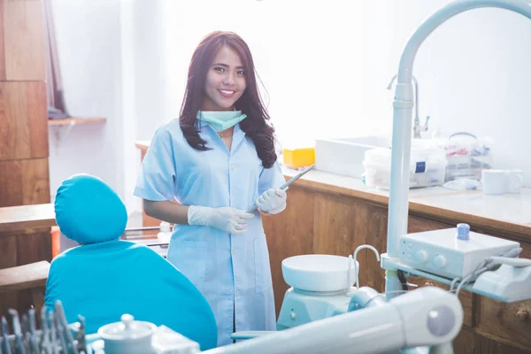 वैद्यकीय क्लिनिकमध्ये महिला दंतचिकित्सक — स्टॉक फोटो, इमेज