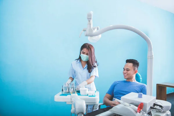 Tandläkare med patient på klinik — Stockfoto