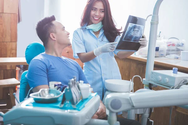 Zahnarzt mit Patient in Klinik — Stockfoto