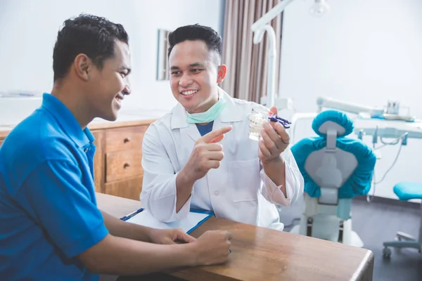 Dentista che parla con il paziente — Foto Stock