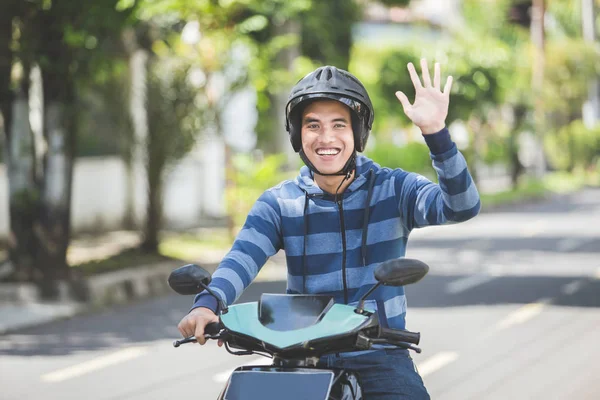 Homem feliz acenando mão — Fotografia de Stock