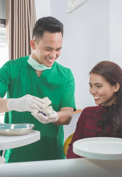 Dentiste montrant le modèle de mâchoire — Photo