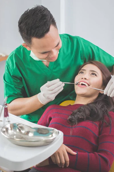 Fogorvos a fogak, a beteg kezelésében — Stock Fotó