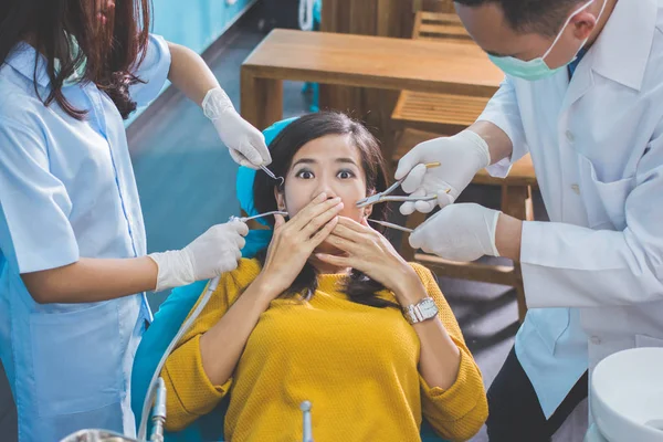 Dentistas com paciente na clínica — Fotografia de Stock
