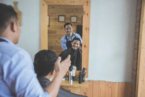 Man krijgt kapsel door kapper op barbershop — Stockfoto