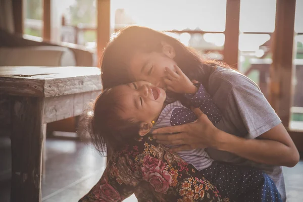 妈妈和女儿玩 — 图库照片