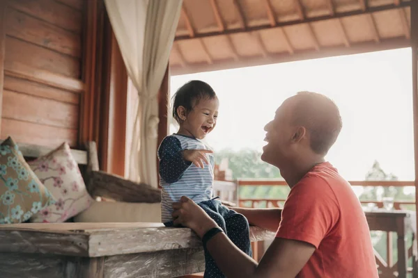 Ouderschap liefde, vader en dochter — Stockfoto