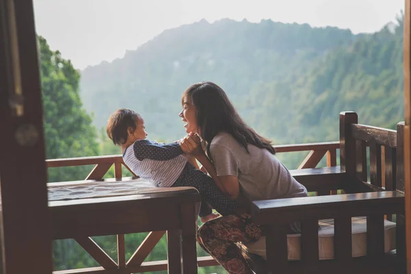 Mama se joaca cu fiica — Fotografie, imagine de stoc