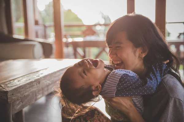 Mère et enfant fille jouer — Photo