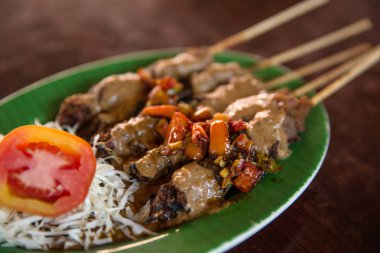 Geleneksel Endonezya tavuk satay