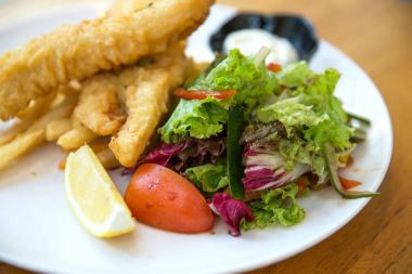 geleneksel İngiliz balık ve cips salata ile