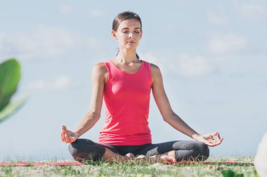 Sportif genç kadının açık meditasyon yapması