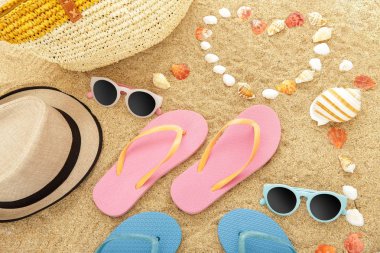 Kumlar üzerinde plaj aksesuarları