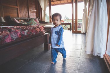 Bebek yatak odasında yürüyüş pijama