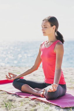 Sportif kadın huzurlu hissediyorum meditasyon yapıyor
