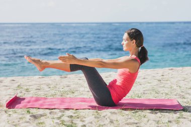 güzel kadının germe yoga egzersiz yapması uygun