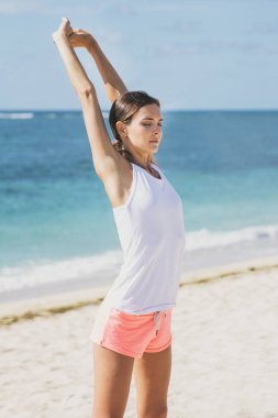 Sportif kadın güneşli günlerde germe silah yapıyor