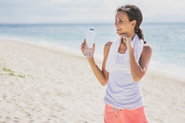 Sportif kadın refreshmen için çalışmadan sonra maden suyu içme
