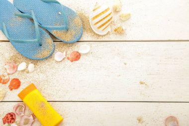 mavi beyaz, güneş kremi ve kabukları 