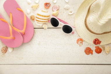 ahşap tahta üzerinde plaj aksesuarları