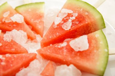 taze soğuk karpuz dondurma beyaz plaka üzerinde