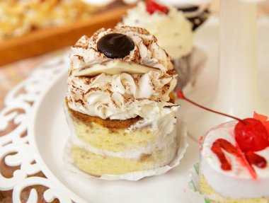 Mini tiramisu pasta doğum günü partisi için