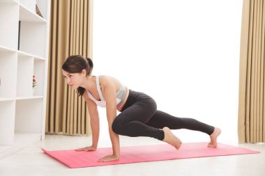 Sportif kız evde egzersiz yaparak