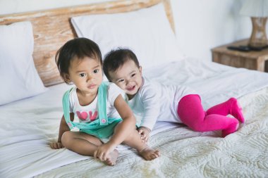 Yatakta iki şirin bebek