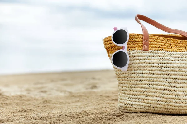 Sonnenbrille und Tasche auf Sand für Sommerkonzept — Stockfoto