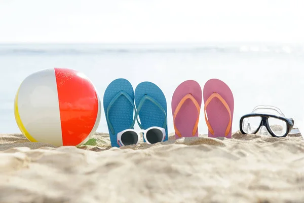 Beyaz, plaj topu, güneş gözlüğü ve şnorkel kum üzerinde — Stok fotoğraf