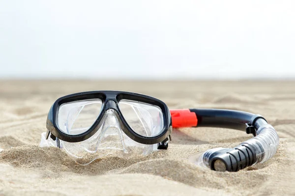 Máscara e snorkel na areia — Fotografia de Stock