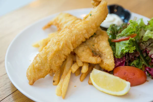 Geleneksel İngiliz balık ve cips salata ile — Stok fotoğraf