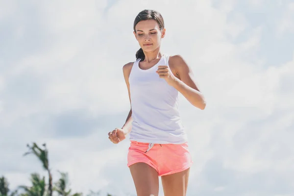 Donna sportiva jogging in spiaggia — Foto Stock