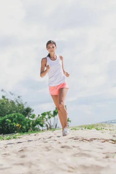 Sportowy kobieta jogging na plaży — Zdjęcie stockowe