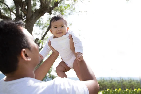 Feliz padre llevando sonriente bebé —  Fotos de Stock