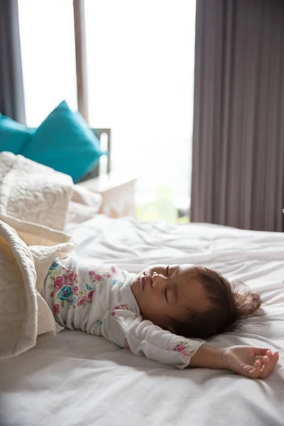 寝室の小さな女の赤ちゃん — ストック写真
