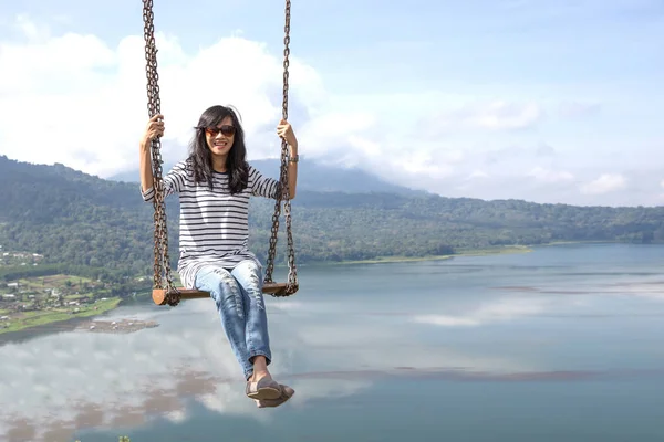 Mujer feliz balanceo en swing — Foto de Stock