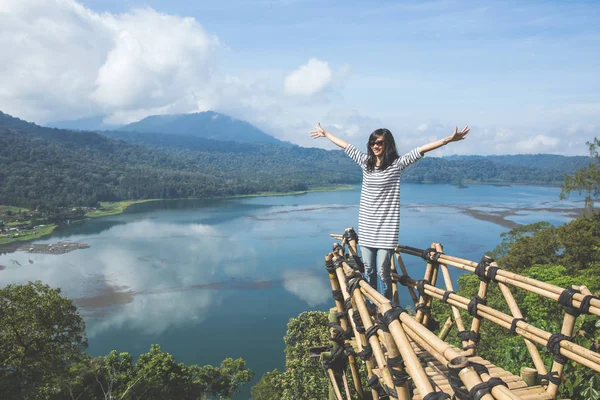 Mulher em pé no topo da montanha — Fotografia de Stock